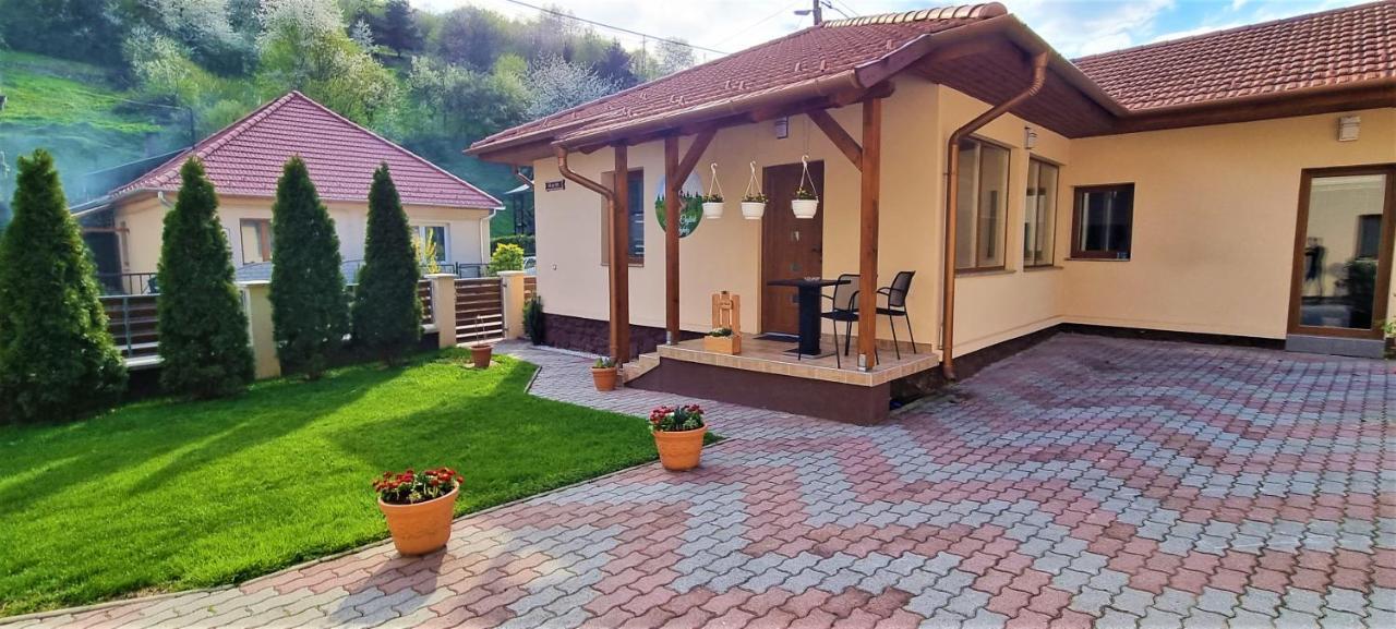 Hos-Cegledi Vendeghaz Miskolc -Oenallo Otthon, Mely Csak Az Oenoeke Exterior foto
